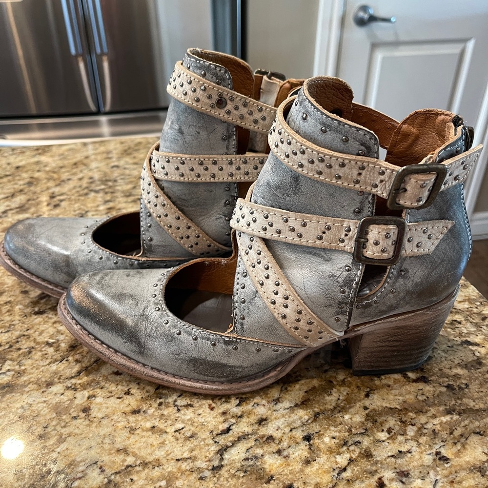 Freebird by Stephen booties saphire size 9